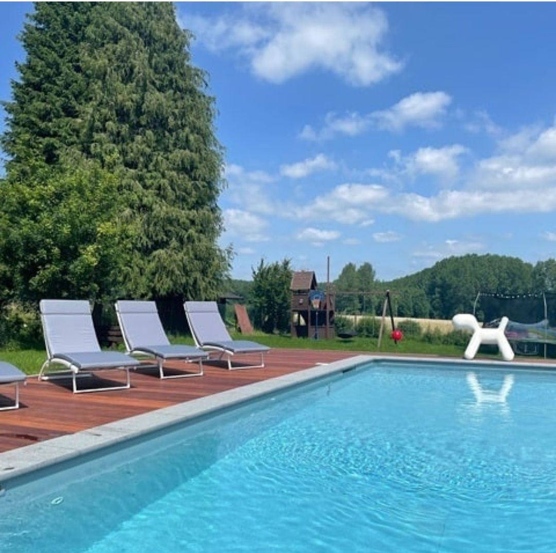 Piscine bordée d'une terrasse en bois près de Mons