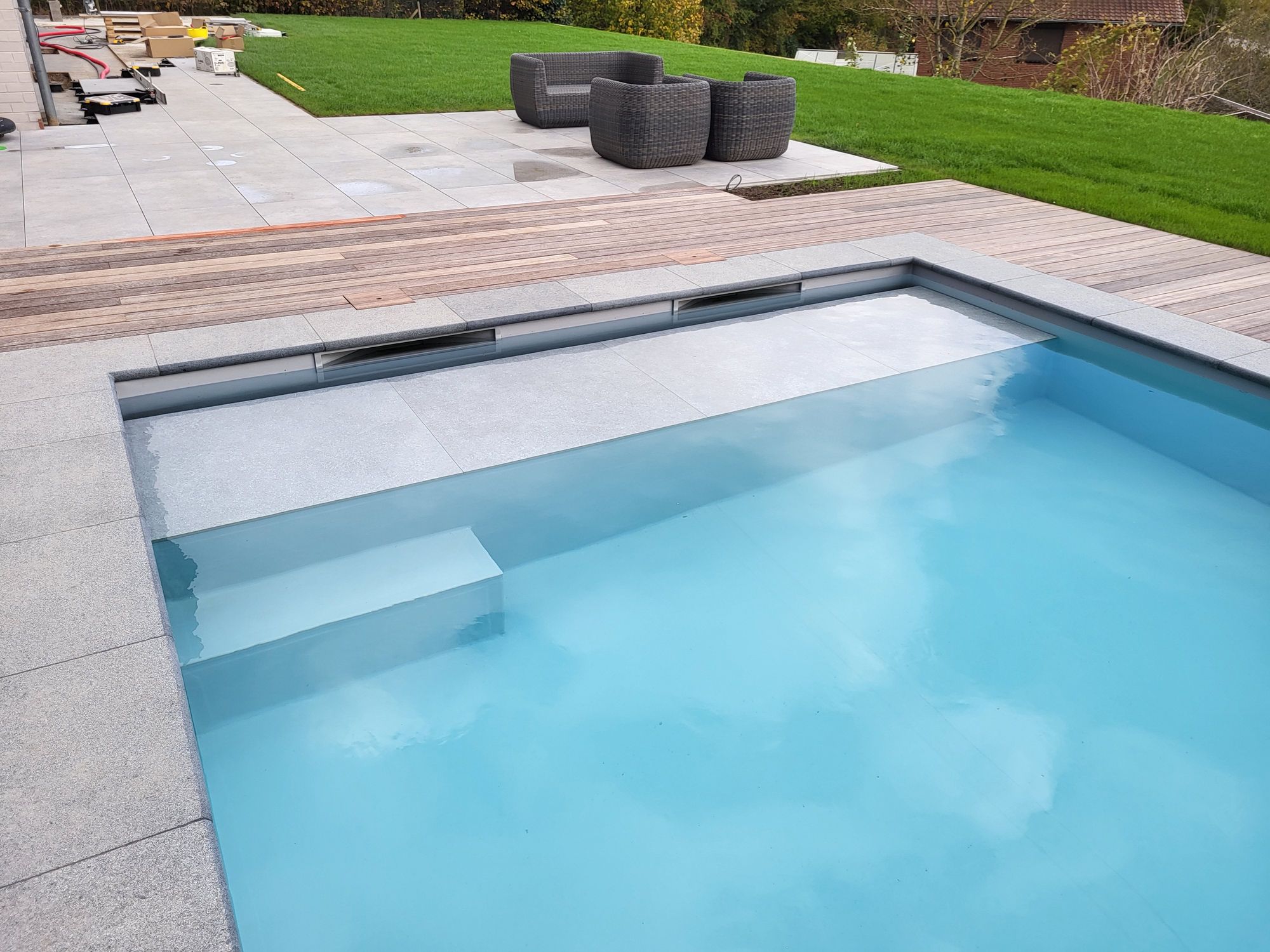 Piscine avec liner gris clair et banquette immergée